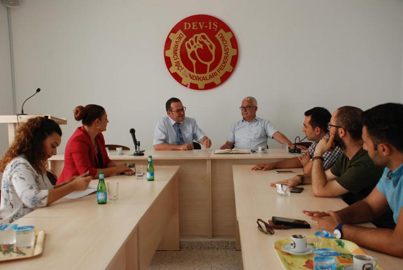 6 Ağustos 2018 - KTTO Yönetim Kurulu’nun “toplumsal uzlaşı” arayışları çerçevesinde aldığı karar doğrultusunda devam ettirilen çalışmalarda, KTTO bu kez Devrimci İşçi Sendikaları Federasyonu’nu (DEV-İŞ) ziyaret etti.